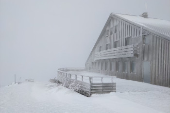 Штормовое предупреждение в регионах Казахстана: грозы, снег, ветер и туман