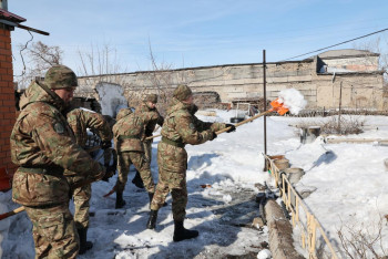 Гвардейцы помогли ветеранам труда очистить дворы в Астане