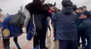 Конфликт между полицейскими и прокатчиками лошадей произошёл в Актау
