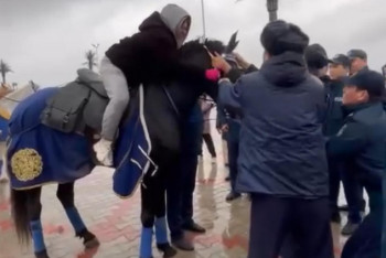 Фотография к новости: Конфликт между полицейскими и прокатчиками лошадей произошёл в Актау