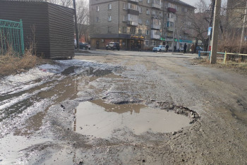 Фотография к новости: Отсутствие ливнёвки, ямы и пробки: что происходит с дорогами Семея после зимы