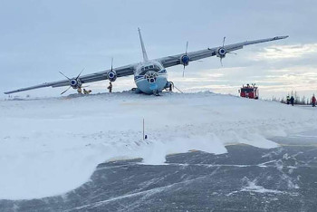 Фотография к новости: Самолет опрокинулся при посадке в России