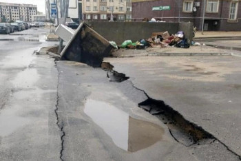 В Актау новые урны ушли под землю после ливней – в чем причина?