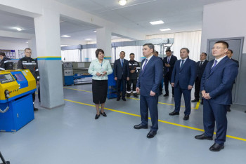 Фотография к новости: Олжас Бектенов поручил масштабировать положительный опыт по поддержке рабочих профессий