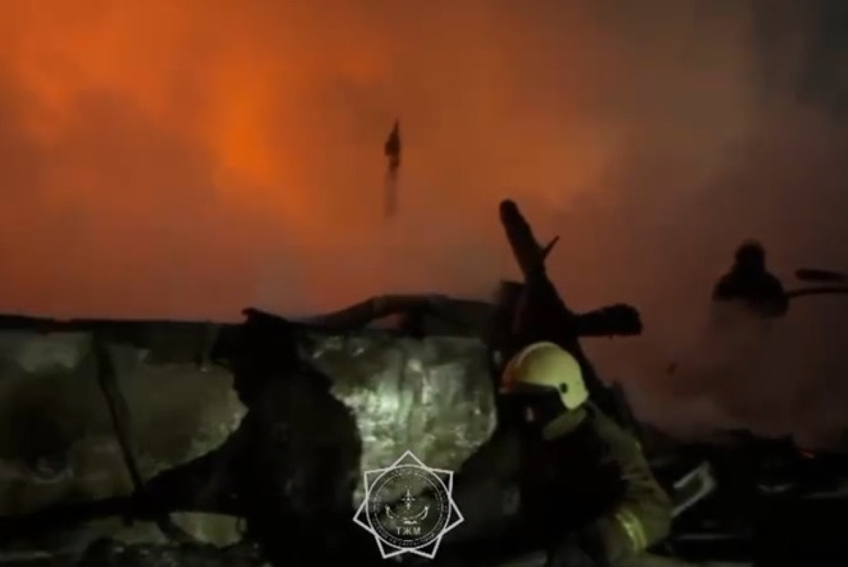 Крупный пожар произошёл в Медеуском районе Алматы (ВИДЕО)