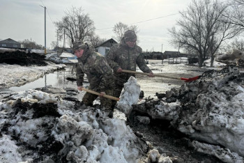 Фотография к новости: Военнослужащие МЧС помогают предотвратить паводок в регионах