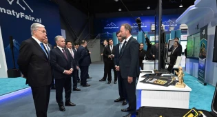 Шавкату Мирзиёеву в Алматы показали выставку искусственного интеллекта