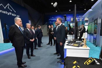 Фотография к новости: Шавкату Мирзиёеву в Алматы показали выставку искусственного интеллекта