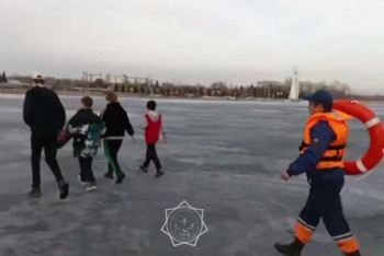 Фотография к новости: В СКО спасли детей, гуляющих по тонкому льду озера