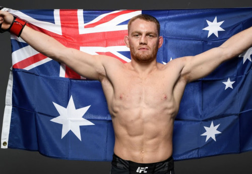 Фотография к новости: Претендент на титул в весе Шавката Рахмонова собирает деньги для поездки на бой