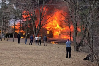 Фотография к новости: В США самолёт упал на жилой дом: есть погибшие