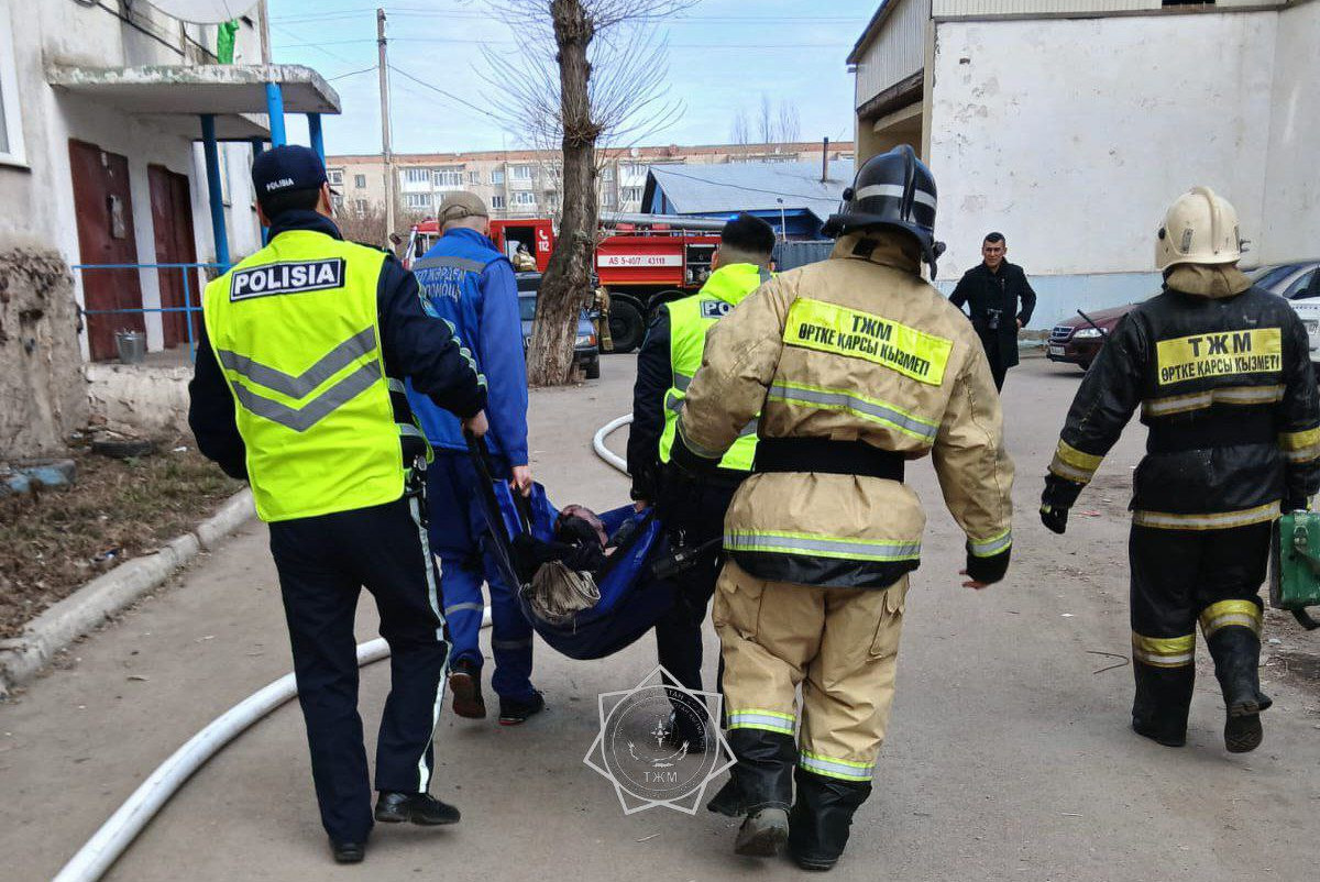 Более 40 человек спасли пожарные из загоревшейся многоэтажки в Кокшетау