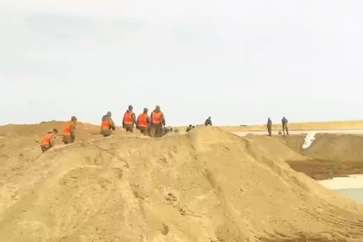 Спасатели круглосуточно укрепляют дамбы в Атырауской области