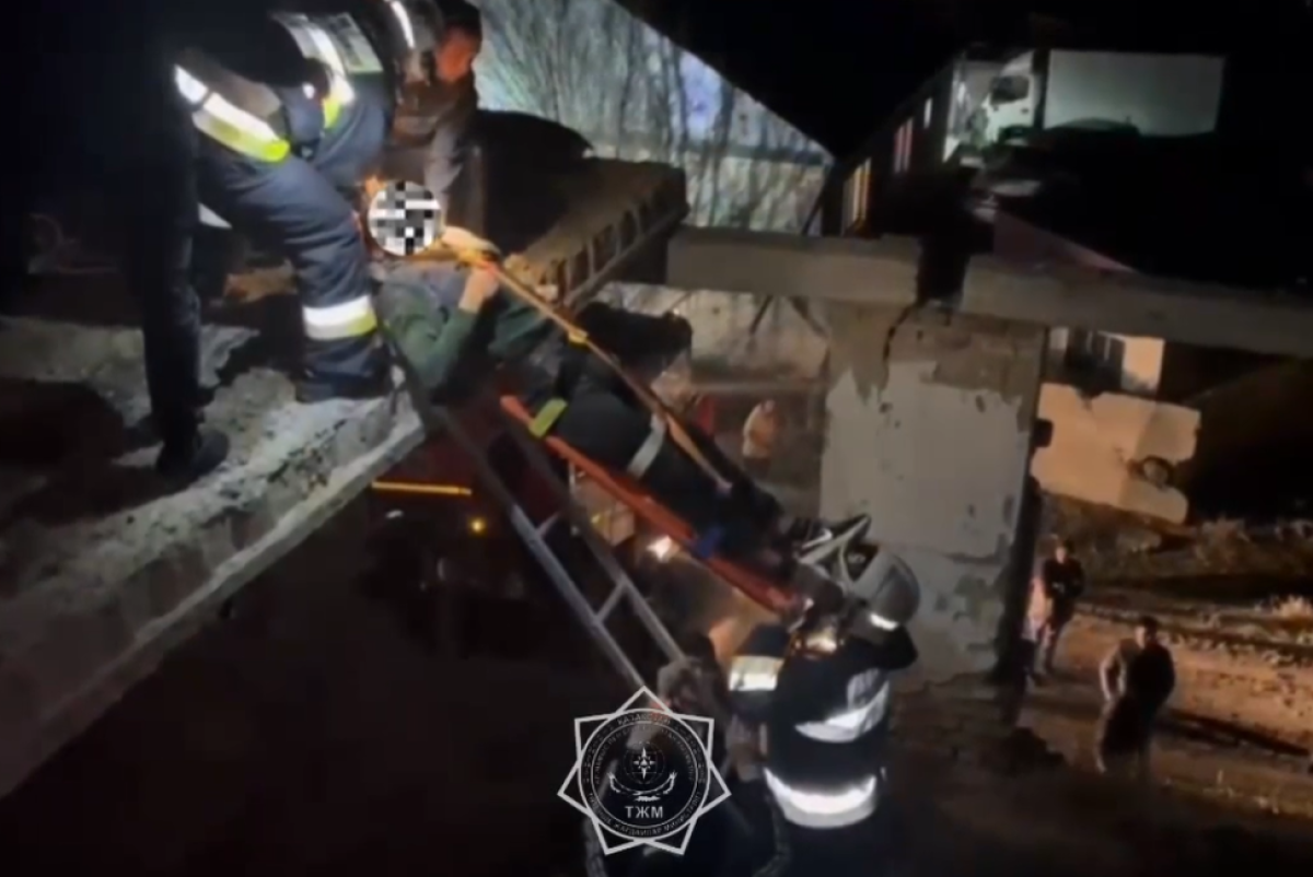 Бетонная плита упала на подростка в области Жетысу