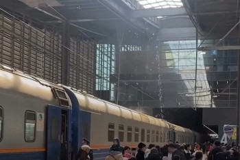 Фотография к новости: Визитка страны дала течь: вокзал в Астане затопило талыми водами