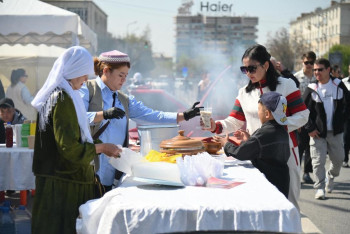 Фотография к новости: Самую большую самсу приготовили в Шымкенте