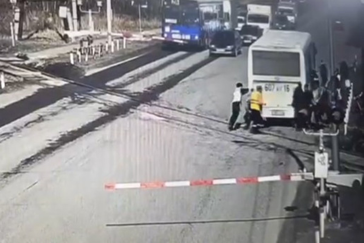В Усть-Каменогорске автобус заглох на рельсах и чудом не столкнулся с поездом