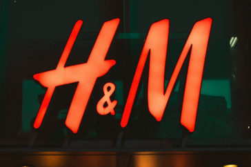 Фотография к новости: Известный бренд одежды уволил 30 моделей и заменил их ИИ