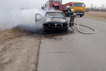 Фотография к новости: Авто загорелось посреди дороги в Павлодарской области