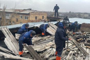 Фотография к новости: Кровли ЦОНа и многоэтажек снёс ветер в Карагандинской области