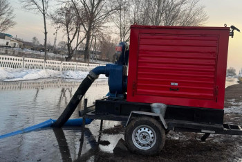 Фотография к новости: В Макинске откачивают воду с затопленных дворов