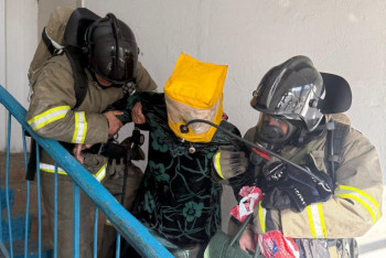 Фотография к новости: Спасатели эвакуировали 14 человек из горящего дома в Аркалыке