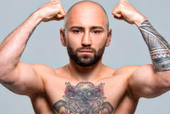 Фотография к новости: Проигравший выкинул из клетки победителя: скандал разгорелся в лиге Жумагулова