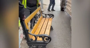 Установка изношенных скамеек на набережной возмутила атыраусцев