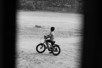 Мать найденного в Павлодаре малыша думала, что он спит среди восьми детей