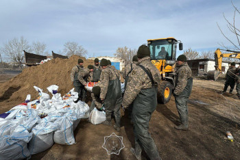 Фотография к новости: Военнослужащие помогают предотвратить паводок в Акмолинской области