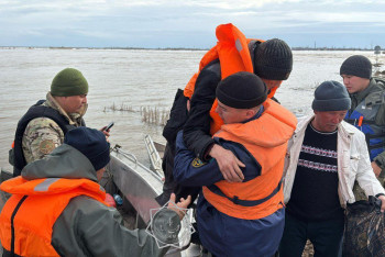 Фотография к новости: Без связи и дорог: Пациентов доставляют к врачам на лодках в Акмолинской области