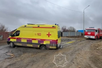 "Скорая" увязла в грязи в Жезказгане