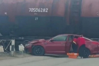 В ЗКО легковушка протаранила грузовой поезд на переезде