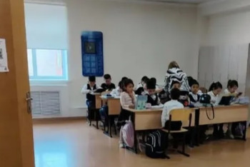 Дети учатся в коридоре: Фото из школы в Астане вызвало общественный резонанс