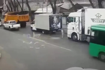 Фотография к новости: Смертельное ДТП с девочкой в Алматы: водителя грузовика арестовали