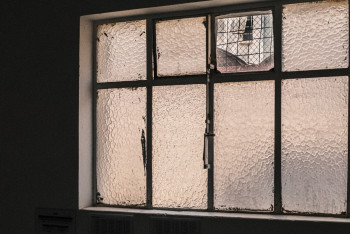 Девушка сбросилась с многоэтажки в Алматы на глазах у очевидцев