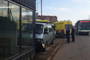 Микроавтобус с детьми врезался в остановку в Косшы, семь малышей в больнице