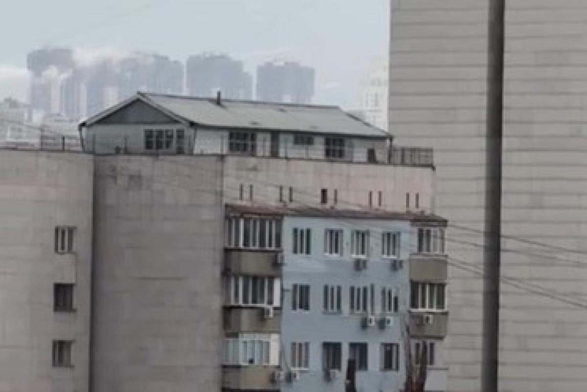 Местная достопримечательность: частный дом на крыше многоэтажки удивил алматинцев