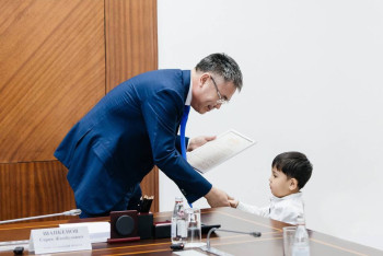 Фотография к новости: Айбек Дадебай от имени Президента поблагодарил трёхлетнего мальчика из Атырау