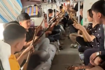 Фотография к новости: "Берёт за душу": исполнение казахского кюя в поезде восхитило пользователей со всего мира