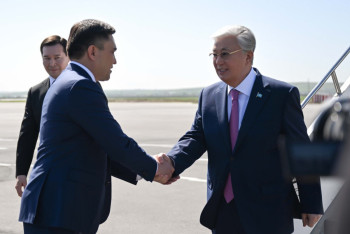 Фотография к новости: Токаев прилетел в Шымкент