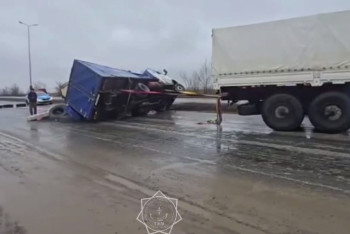 Фотография к новости: Грузовик перевернулся на трассе Самара – Шымкент
