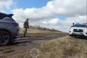 Фотография к новости: Решили выгулять собаку и застряли в грязи на машине: трёх человек спасли в Костанайской области