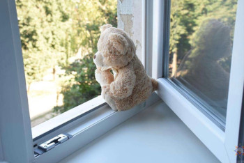 Фотография к новости: Двухлетний ребёнок впал в кому после падения из окна в Павлодаре