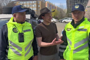 Ночующий в Ламборджини американский путешественник  заблудился в Уральске