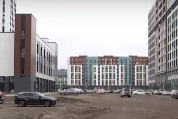 "Швейцарский сыр" вместо дороги: астанчане восемь лет ждут асфальт возле своих домов