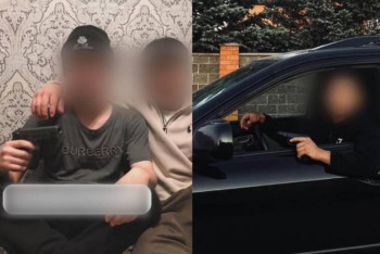 Фотография к новости: TikTok довёл до полиции: Актюбинские подростки позировали с оружием ради лайков