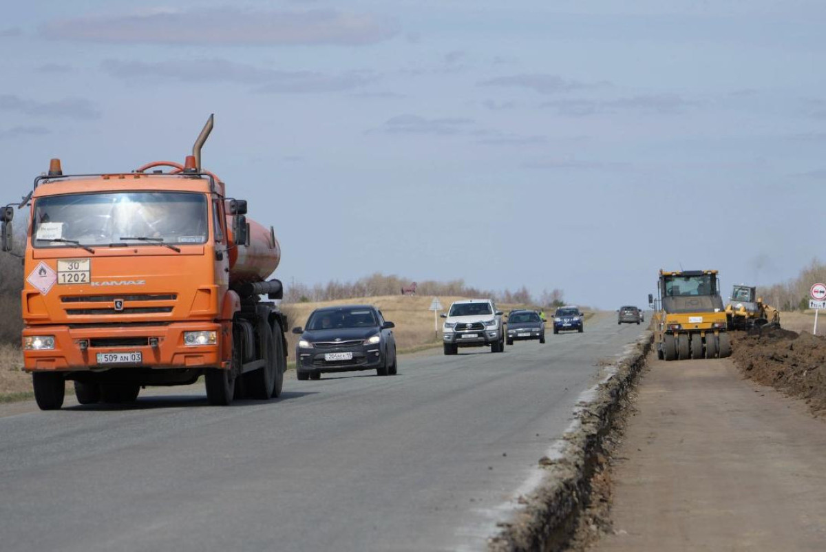 Первая в стране полоса в обе стороны появится на трассе в Казахстане