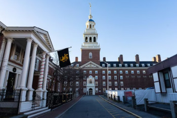 Фотография к новости: Трамп заморозил гранты Гарварда на 2,2 млрд долларов