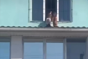 Малыши свободно гуляли по крыше детсада в Алматинской области